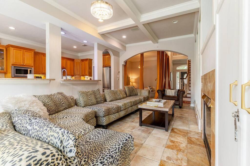 Insperit Home At Galleria With Heated Pool Spa ヒューストン エクステリア 写真