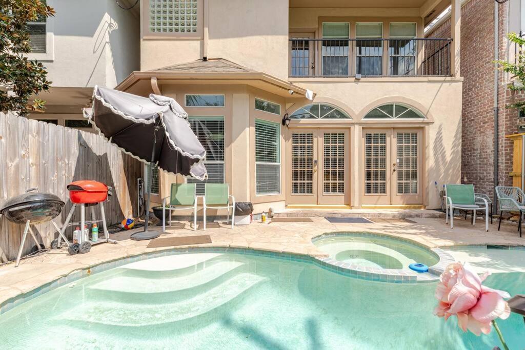 Insperit Home At Galleria With Heated Pool Spa ヒューストン エクステリア 写真